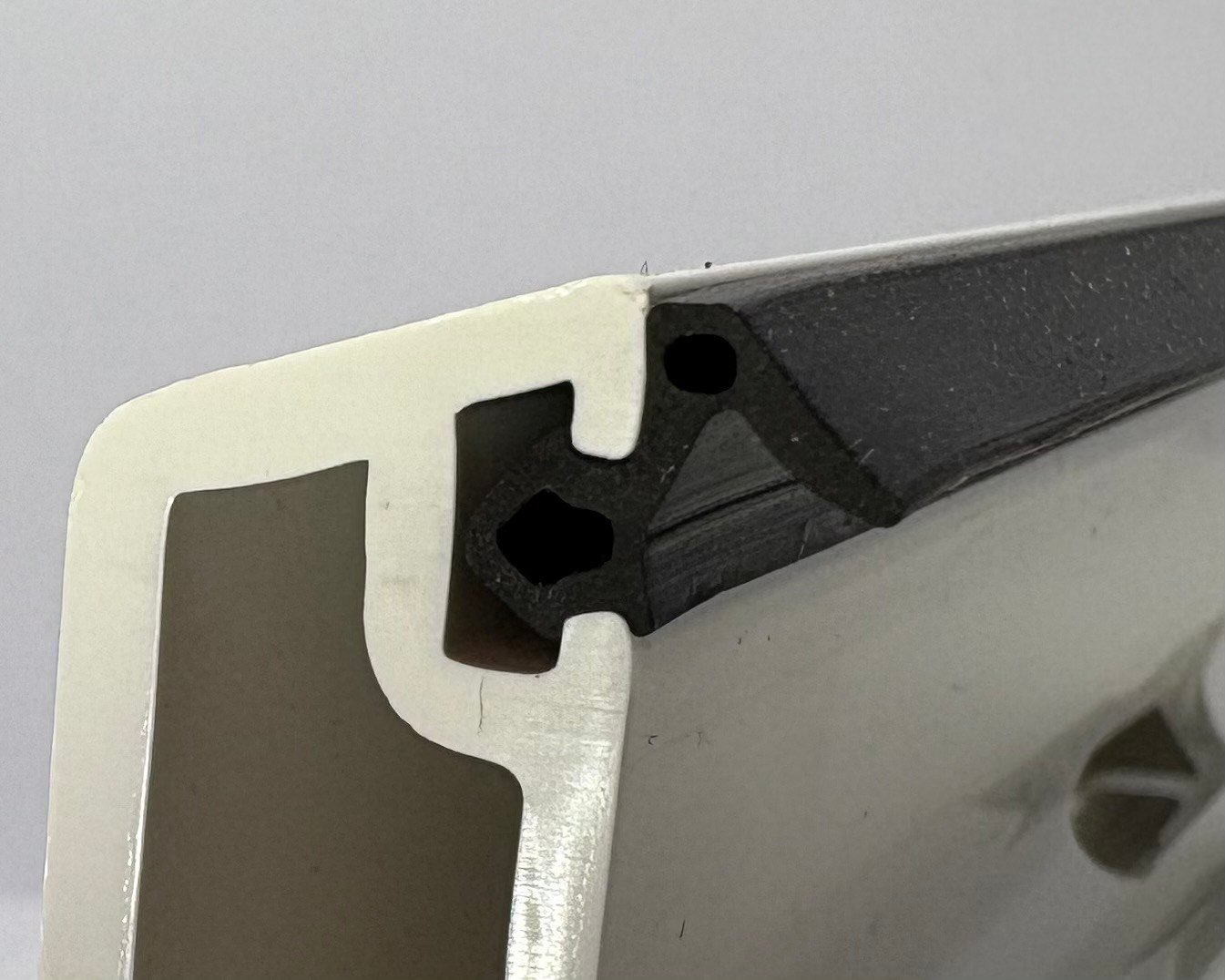 lango tarpine gealan Lango tarpinė GEALAN